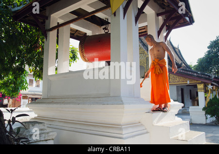 Monaco drumming al Wat Sop Sickharam tempio, Luang Prabang, Sito Patrimonio Mondiale dell'UNESCO, Laos, Indocina, Asia Foto Stock