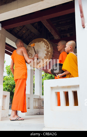 Monaco drumming al Wat Sop Sickharam tempio, Luang Prabang, Sito Patrimonio Mondiale dell'UNESCO, Laos, Indocina, Asia Foto Stock