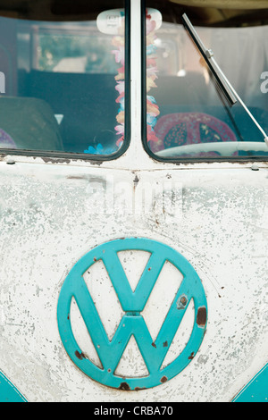 VW camper van, hippie bus, T1, 1960's, turqouise originale e il colore bianco, muro bianco pneumatici, elevare il tetto e iscrizione Foto Stock