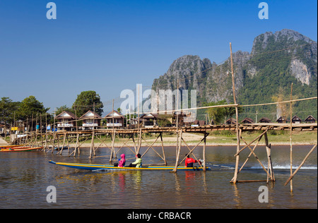 Il bambù ponte sopra il Nam Song River, montagne carsiche, Vang Vieng, Vientiane, Laos, Indocina, Asia Foto Stock