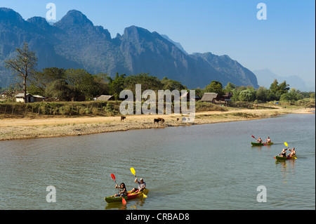 In canoa sul Nam Song River, montagne carsiche sul retro, Vang Vieng, Vientiane, Laos, Indocina, Asia Foto Stock