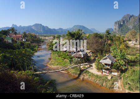 Villaggio, montagne carsiche, Nam Song river, Vang Vieng, Vientiane, Laos, Indocina, Asia Foto Stock