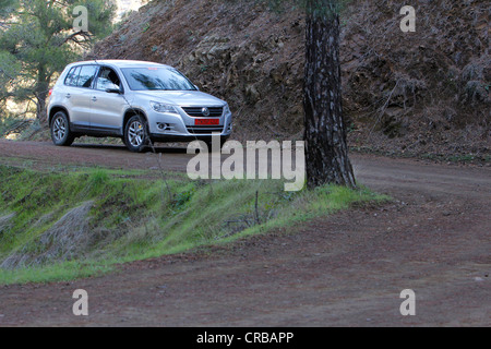 Offroad guida con una VW Tiguan auto in i Monti Troodos, Cipro del Sud, Cipro, Grecia, Europa Foto Stock