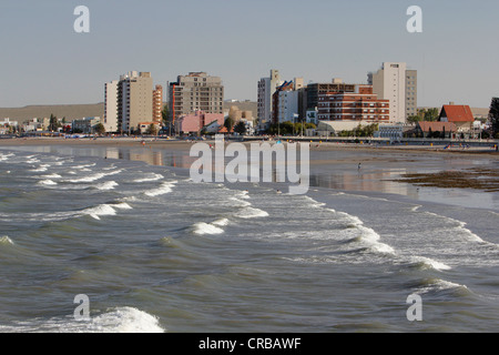 Edifici ad alta sulla spiaggia in Puerto Madryn, Chubut, Argentina, Sud America Foto Stock