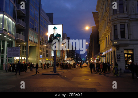 Checkpoint Charlie durante la notte, Berlino, Germania, Europa Foto Stock