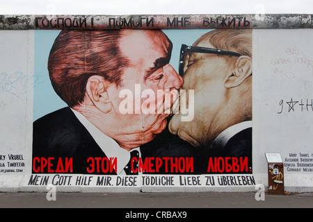 Bacio fraterno tra Leonid Brezhnev e Erich Honecker, Galleria sul lato orientale del Muro di Berlino in arte, Germania, Europa Foto Stock