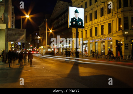 Checkpoint Charlie durante la notte, Berlino, Germania, Europa Foto Stock