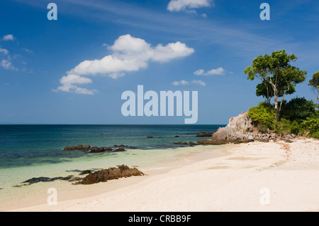 Spiaggia di sabbia dorata di Pearl Beach, Ko Jum o Koh Pu isola, Krabi, Thailandia, Sud-est asiatico Foto Stock