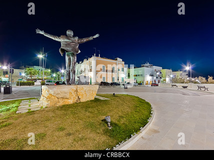 Statua di Domenico Modugno, Polignano a Mare, Puglia o regione Puglia, Italia meridionale, Europa Foto Stock