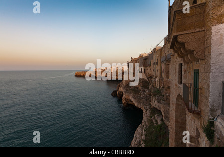 Polignano a Mare, centro storico costruito sulle scogliere sul mare, Puglia, Italia meridionale, Italia, Europa Foto Stock