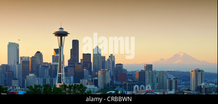 Skyline al tramonto, Seattle e il quartiere finanziario con lo Space Needle, il Monte Rainier sul retro, centro di Columbia Foto Stock