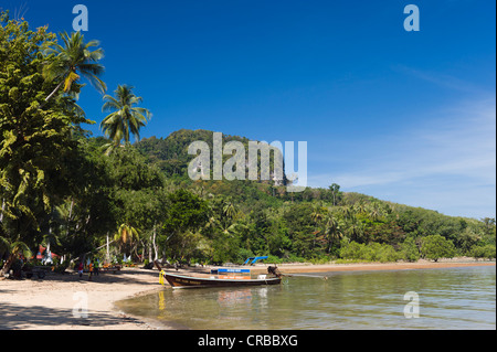 Longtail boat su un palm-rigato beach, isola di Ko Muk o Ko Mook, Trang, Thailandia, Sud-est asiatico, in Asia Foto Stock