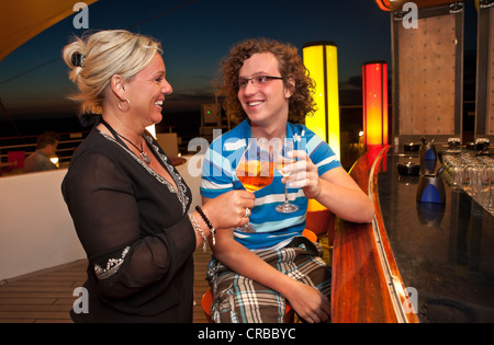 Club Aida Cruiser, turisti avente un drink presso il bar, Maiorca, Spagna, Europa - Attenzione: limitato diritto di utilizzo! Si prega di Foto Stock