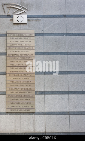 Bordo in tutte le lingue degli Stati membri dell'UE, il Parlamento europeo, Euro-City, Bruxelles, Belgio, Europa Foto Stock