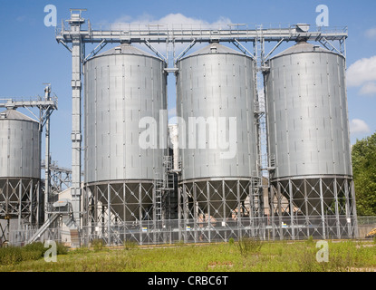 Orzo in acciaio silos per il grano Mendlesham, Suffolk, Inghilterra Foto Stock