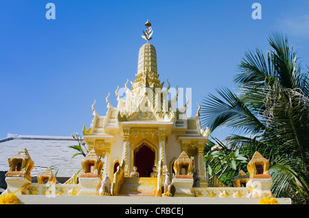 San Phra Phum o spirito House sulla Klong Nin Beach, Ko Lanta island, Krabi, Thailandia, Sud-est asiatico Foto Stock