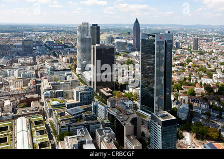 Panorama della skyline di Francoforte con i grattacieli di Trianon, la Sparkasse e FBC torri, di fronte alla Torre Messeturm, Foto Stock