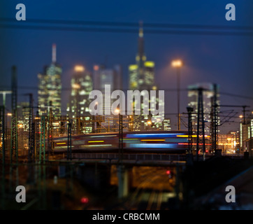 Il treno di fronte lo skyline alla vicina, Frankfurt am Main, Hesse, Germania, Europa Foto Stock