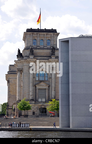 Edificio del Reichstag parlamento tedesco, dietro il Paul-Loebe-Haus edificio, Reichstagsufer riverside, Regierungsviertel, Berlino Foto Stock