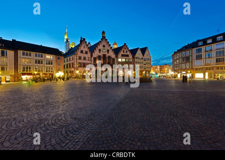 Roemerberg piazza con la fontana Gerechtigkeitsbrunnen, conosciuto anche come Justitiabrunnen fontana con la statua di Justitia fatta di Foto Stock