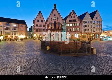 Roemerberg piazza con la fontana Gerechtigkeitsbrunnen, conosciuto anche come Justitiabrunnen fontana con la statua di Justitia fatta di Foto Stock