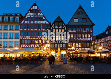 Storico ricostruito semi-case con travi di legno sulla piazza Roemerberg, conosciuta anche come piazza Samstagsberg, edificio Roemer Foto Stock