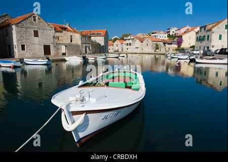 La pesca in barca nel porto, Vrboskar, Hvar, isola della Dalmazia, Croazia, Europa Foto Stock