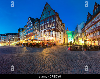 Storico ricostruito semi-case con travi di legno sulla piazza Roemerberg, conosciuta anche come piazza Samstagsberg, edificio Roemer Foto Stock