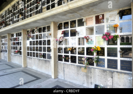 Urna graves, Cimetière du Père Lachaise, Parigi, Francia, Europa PublicGround Foto Stock