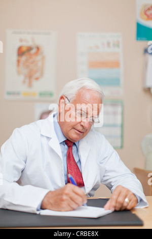 Medico la scrittura di note in Office Foto Stock