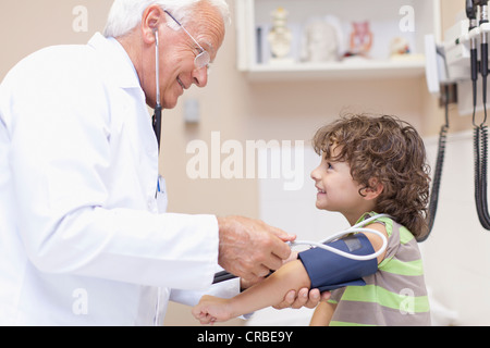 Medico esaminando boy in ufficio Foto Stock