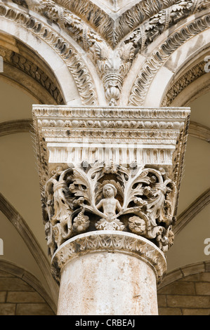 Di rilievo la colonna decorato, Palazzo del Rettore, city museum, Dubrovnik, Dalmazia, Croazia, Europa Foto Stock