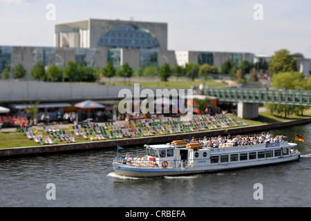 Escursione in barca di fronte al bar della spiaggia in Spreebogen Park e la Cancelleria tedesca, fingere in miniatura, smallgantics Foto Stock