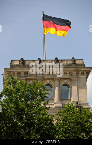 Nazionale tedesco di bandiera sul Reichstag, Parlamento tedesco, Regierungsviertel district, Berlino, PublicGround Foto Stock