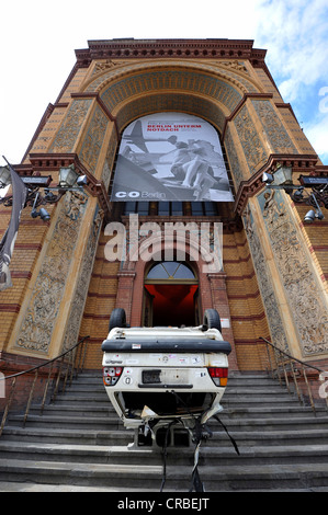 Arte e cultura, vecchia auto seminare sul suo tetto in entrata anteriore dell'Altes Postfuhramt, Old Royal Post Office, Berlino Foto Stock