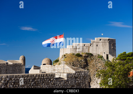 Bandiera, le mura della città, Bokar Fortezza, Dubrovnik, Dalmazia, Croazia, Europa Foto Stock