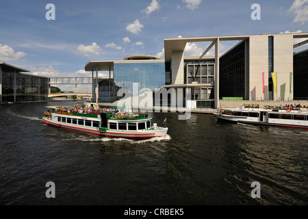 Escursione in barca davanti al Marie-Elisabeth-Lueders-Haus e Paul-Loebe-Haus edifici, Reichstagufer, Spreebogen Foto Stock