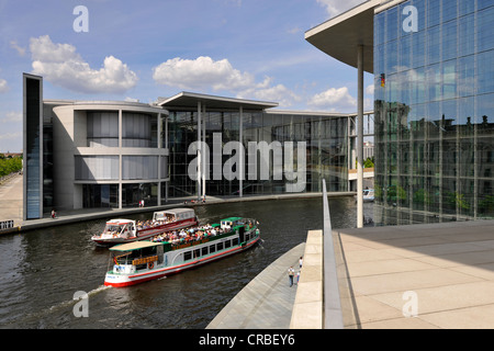 Traffico di navi e barche excusion davanti Marie-Elisabeth-Lueders-House e Paul-Loebe-Haus, tedesco gli edifici del Parlamento europeo Foto Stock