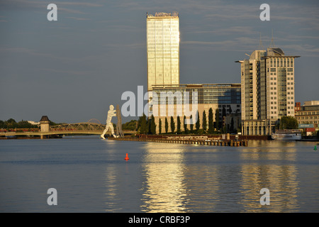 Molecola uomo, opera d'arte monumentale opera dello scultore Jonathan Borofsky, 30 metri, con Allianz SE-torre e la torre di Treptow, Foto Stock