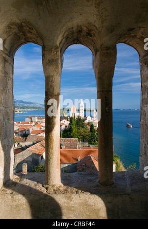 I campanili delle chiese di San Giustino, Santa Maria e Sant'Andrea monastero, isola, golfo di Kvarner, Croazia, Europa Foto Stock