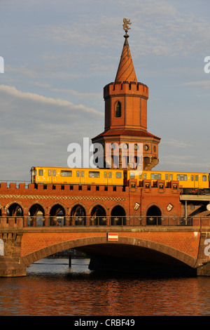Vista parziale, metropolitana U-Bahn, U1 Oberbaumbruecke sul ponte che attraversa il fiume Sprea al crepuscolo, Friedrichshain-Kreuzberg quarti Foto Stock