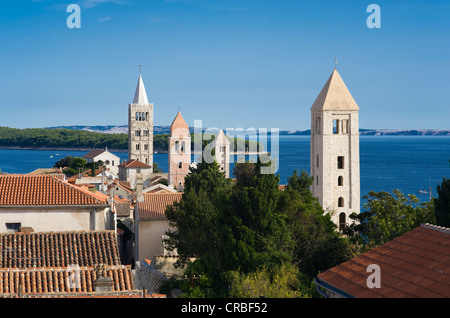 I campanili delle chiese di San Giustino, Santa Maria e Sant'Andrea monastero, isola, golfo di Kvarner, Croazia, Europa Foto Stock