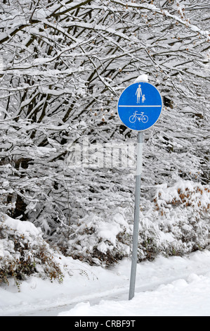 Coperte di neve sul sentiero e percorso in bicicletta in inverno, obbligatorio-sign Foto Stock