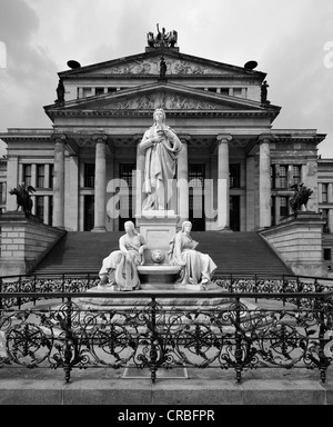 Immagine in bianco e nero, statua di Friedrich Schiller davanti alla Konzerthaus concert hall, progettato da Karl Friedrich Foto Stock