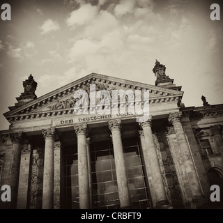 Immagine in bianco e nero, seppia-tonica, Edificio del Reichstag Parlamento tedesco, con l'iscrizione, Dem Deutschen Volke, Tedesco per Foto Stock
