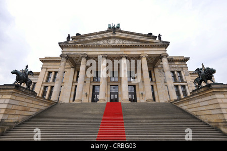 Tappeto rosso sul passo che conduce fino alla Konzerthaus, concert hall, edificio da Schinkel, piazza Gendarmenmarkt, quartiere Mitte Foto Stock