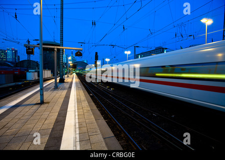 Intercity-Express, ghiaccio in treno arrivando alla stazione principale di Frankfurt am Main, Hesse, Germania, Europa Foto Stock