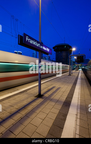 Intercity-Express, ghiaccio in treno arrivando alla stazione principale di Frankfurt am Main, Hesse, Germania, Europa Foto Stock