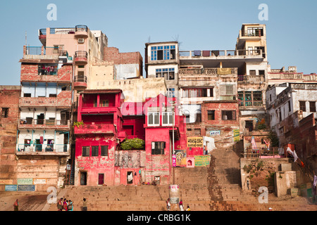 Gli edifici colorati e ghats lungo il fiume Gange a Varanasi, India Foto Stock