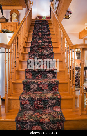 Scala in legno tra la cucina e il soggiorno all'interno di un vecchio 1904 Victorian cottage in stile casa residenziale, Quebec, Canada Foto Stock